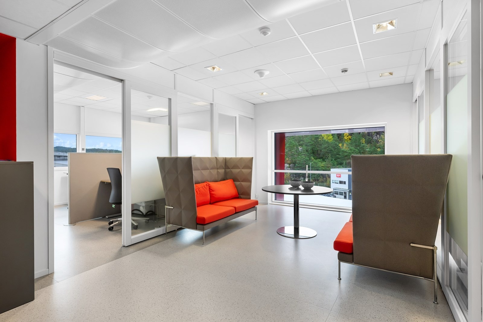 Ledige kontorlokaler, 3. etg. ca. 500 m² og 4. etg. ca. BTA 300 m². Innredet med cellekontor, teamkontor og møterom.