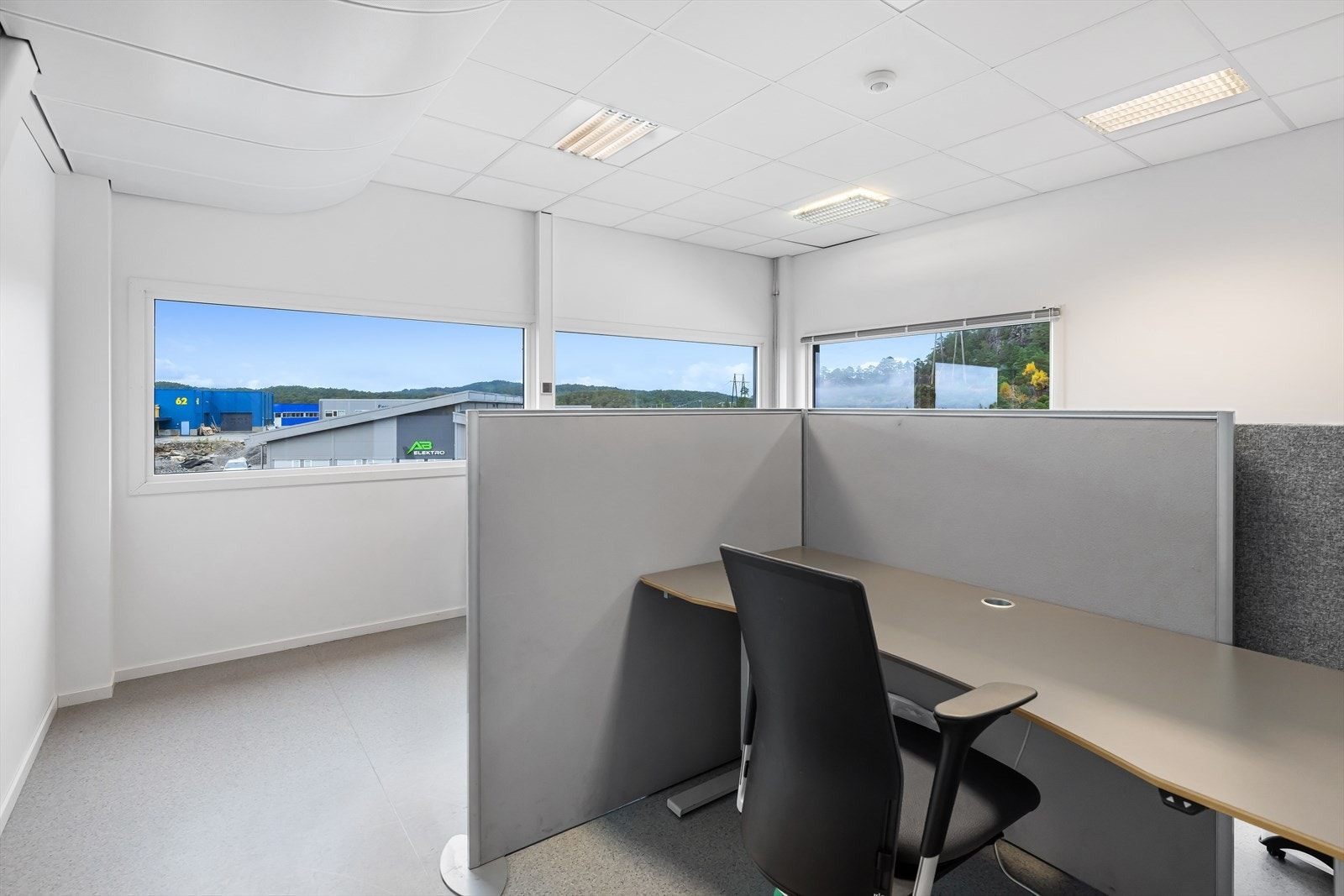 Ledige kontorlokaler, 3. etg. ca. 500 m² og 4. etg. ca. BTA 300 m². Innredet med cellekontor, teamkontor og møterom.