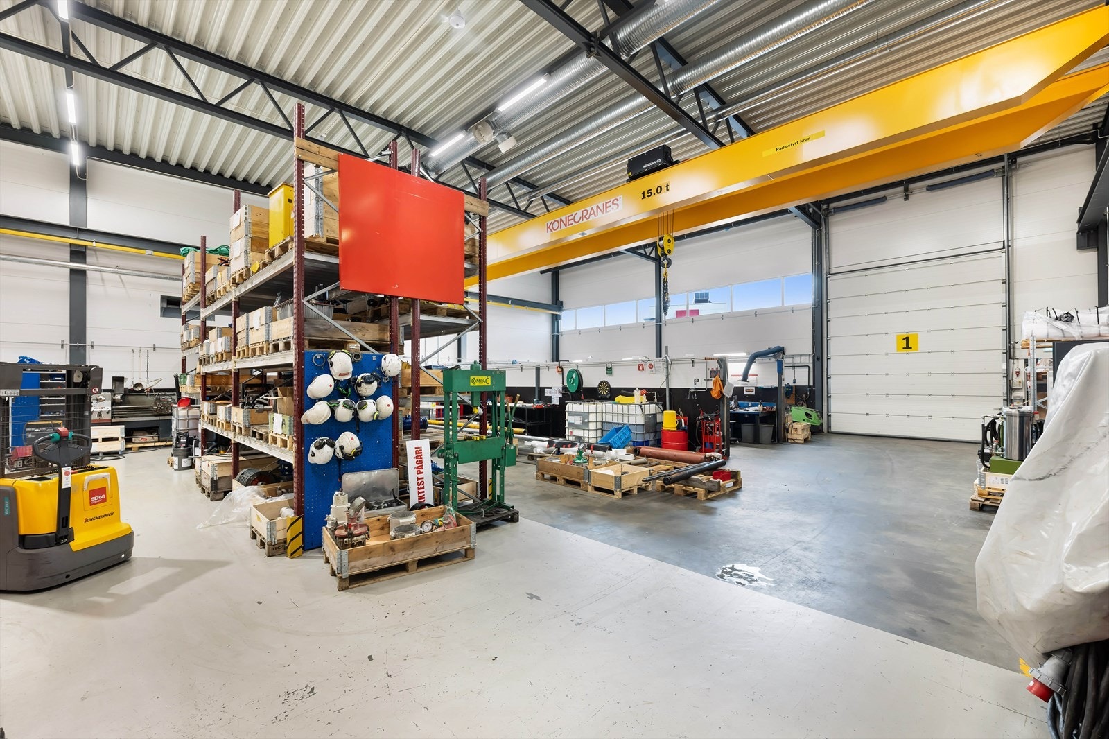 Verksted/lager med traverskran 15 tonn. Takhøyde ca. 5,5 meter til traverskran. BTA ca. 405m² verksted/lager og ca. BTA 245m² kontor, garderober og spiserom. Port ca. 4 x 5m.