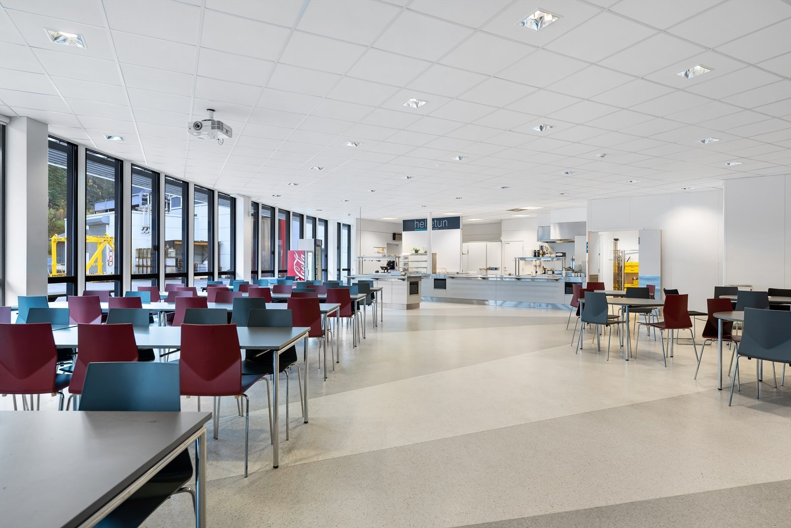 Felles kantine i administrasjonsbygg.