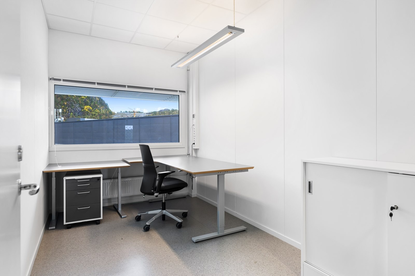 Ledige kontorlokaler, 3. etg. ca. 500 m² og 4. etg. ca. BTA 300 m². Innredet med cellekontor, teamkontor og møterom.