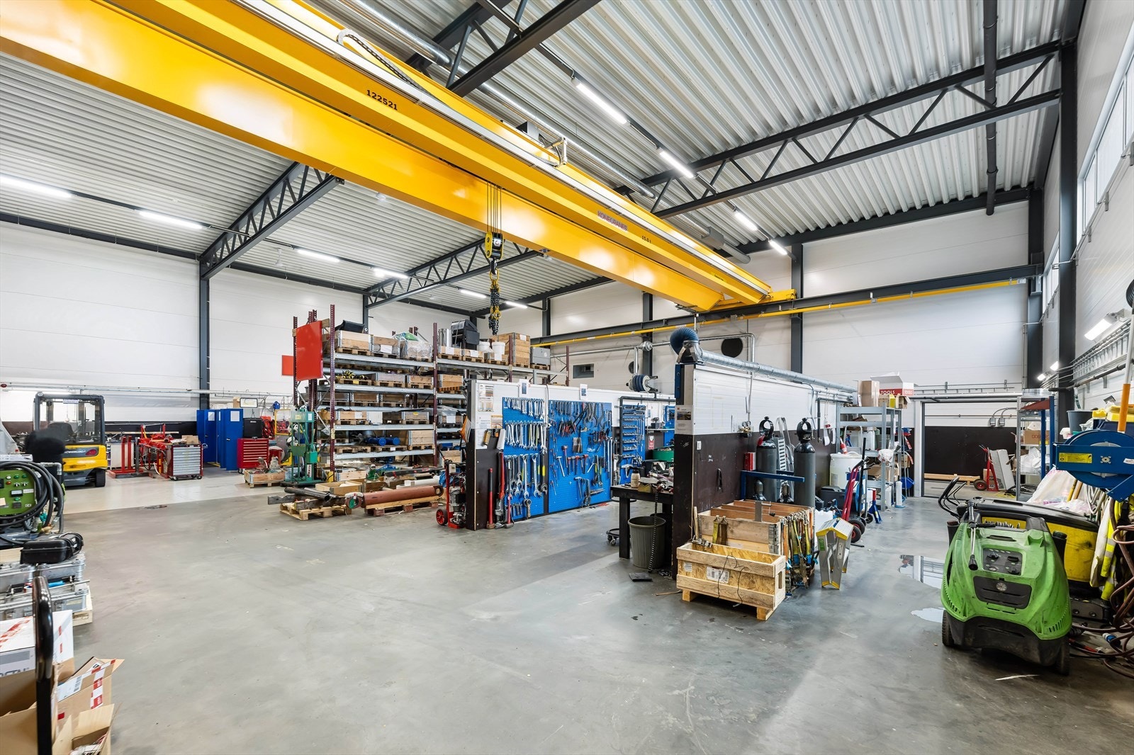 Verksted/lager med traverskran 15 tonn. Takhøyde ca. 5,5 meter til traverskran. BTA ca. 405m² verksted/lager og ca. BTA 245m² kontor, garderober og spiserom. Port ca. 4 x 5m.