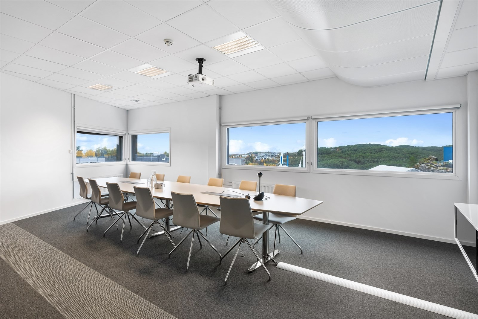 Ledige kontorlokaler, 3. etg. ca. 500 m² og 4. etg. ca. BTA 300 m². Innredet med cellekontor, teamkontor og møterom.