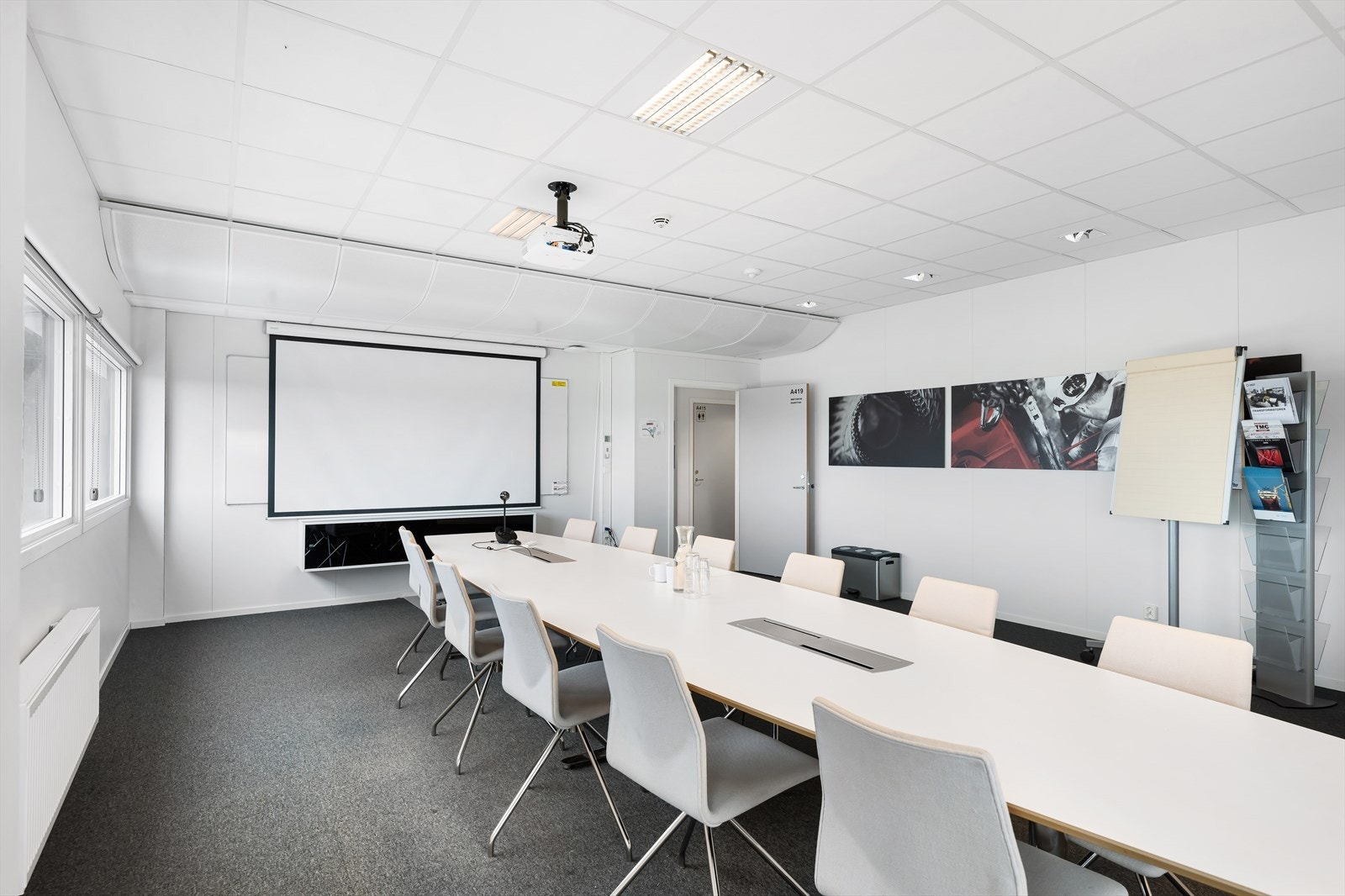 Ledige kontorlokaler, 3. etg. ca. 500 m² og 4. etg. ca. BTA 300 m². Innredet med cellekontor, teamkontor og møterom.