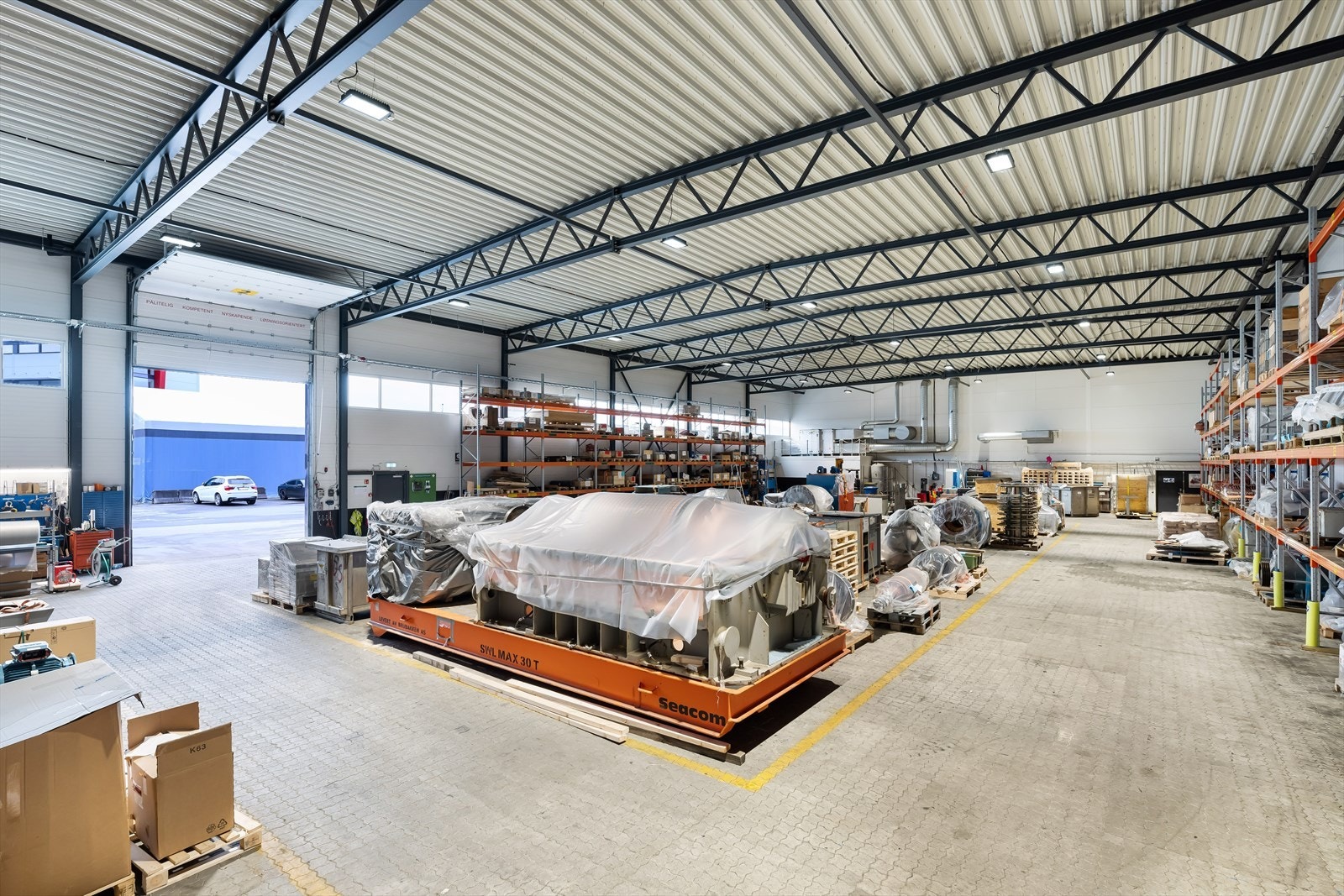 Lager BTA ca. 405 m². Takhøyde til 