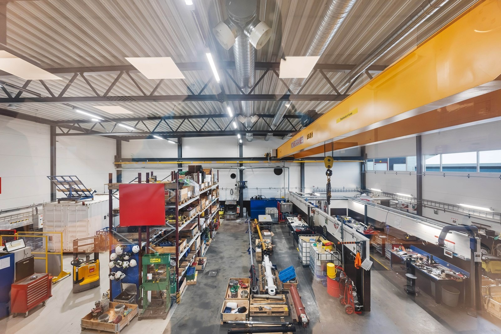 Verksted/lager med traverskran 15 tonn. Takhøyde ca. 5,5 meter til traverskran. BTA ca. 405m² verksted/lager og ca. BTA 245m² kontor, garderober og spiserom. Port ca. 4 x 5m.