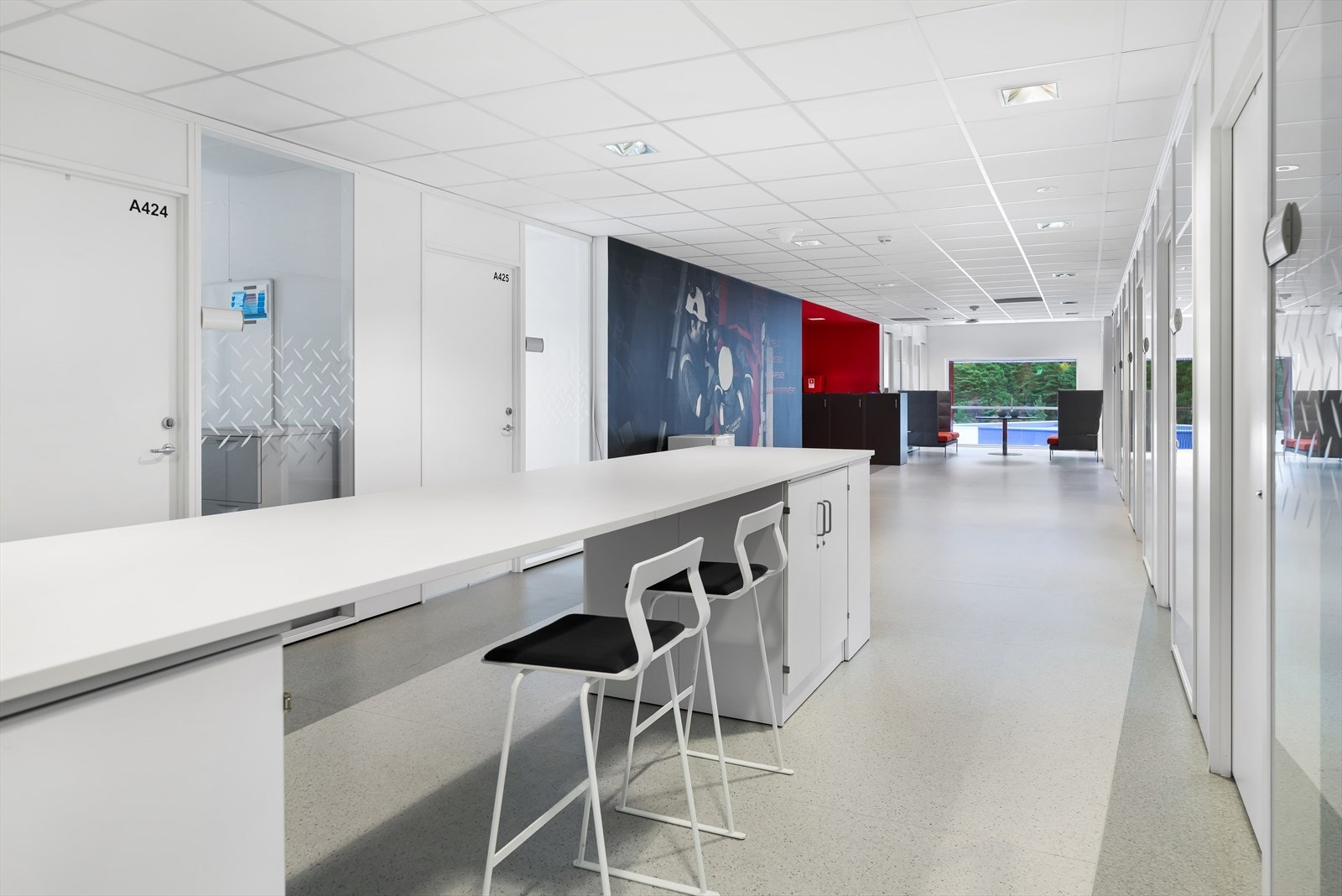 Ledige kontorlokaler, 3. etg. ca. 500 m² og 4. etg. ca. BTA 300 m². Innredet med cellekontor, teamkontor og møterom.