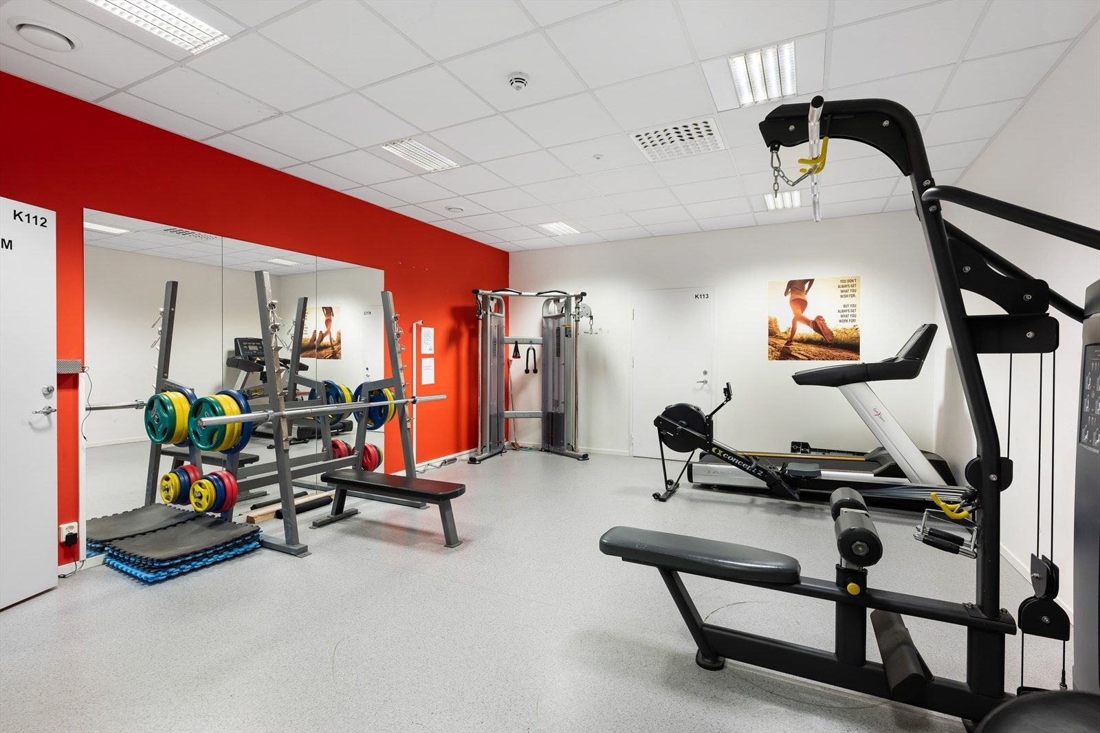 Felles treningsrom i administrasjonsbygg.