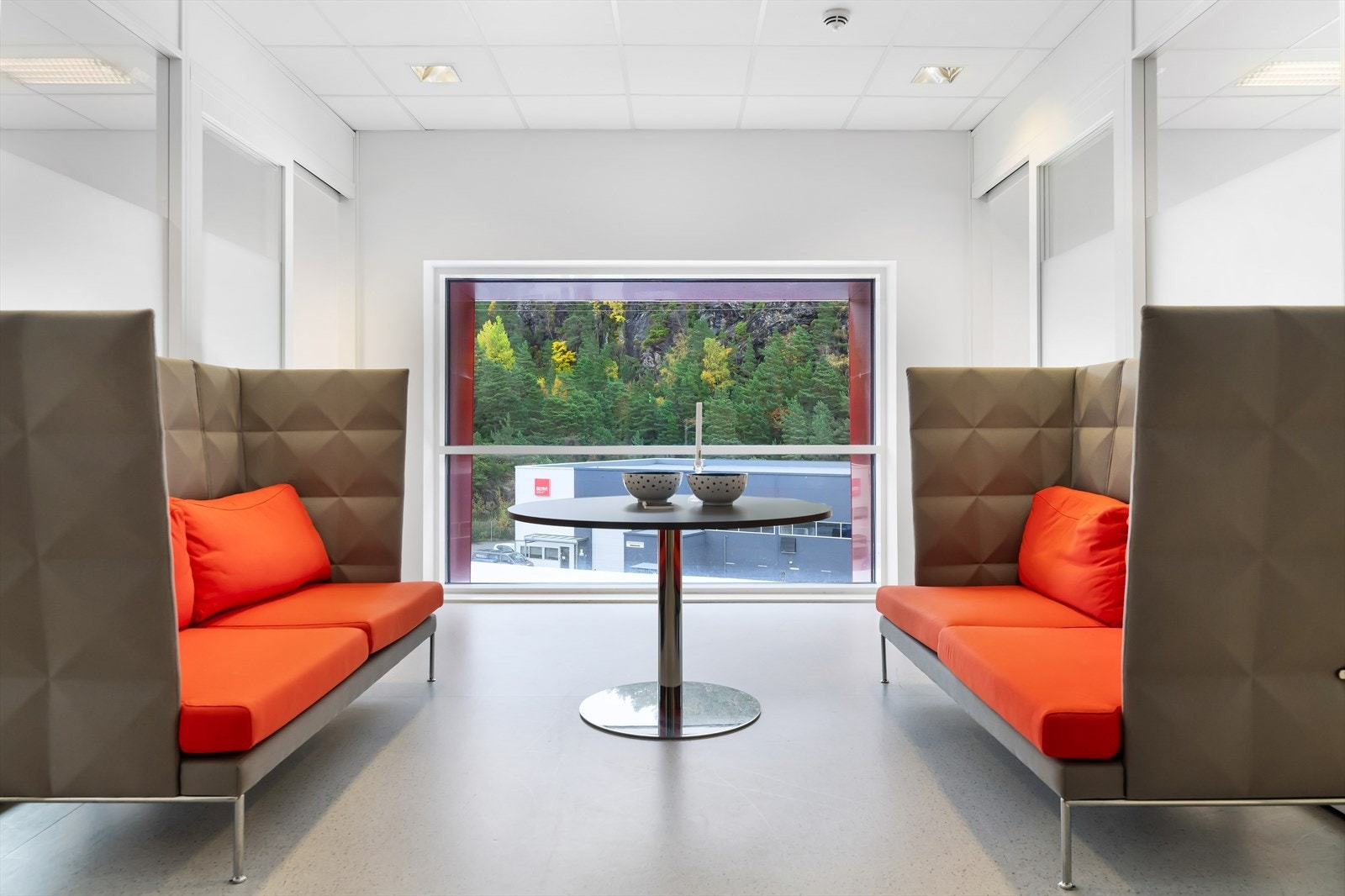 Ledige kontorlokaler, 3. etg. ca. 500 m² og 4. etg. ca. BTA 300 m². Innredet med cellekontor, teamkontor og møterom.