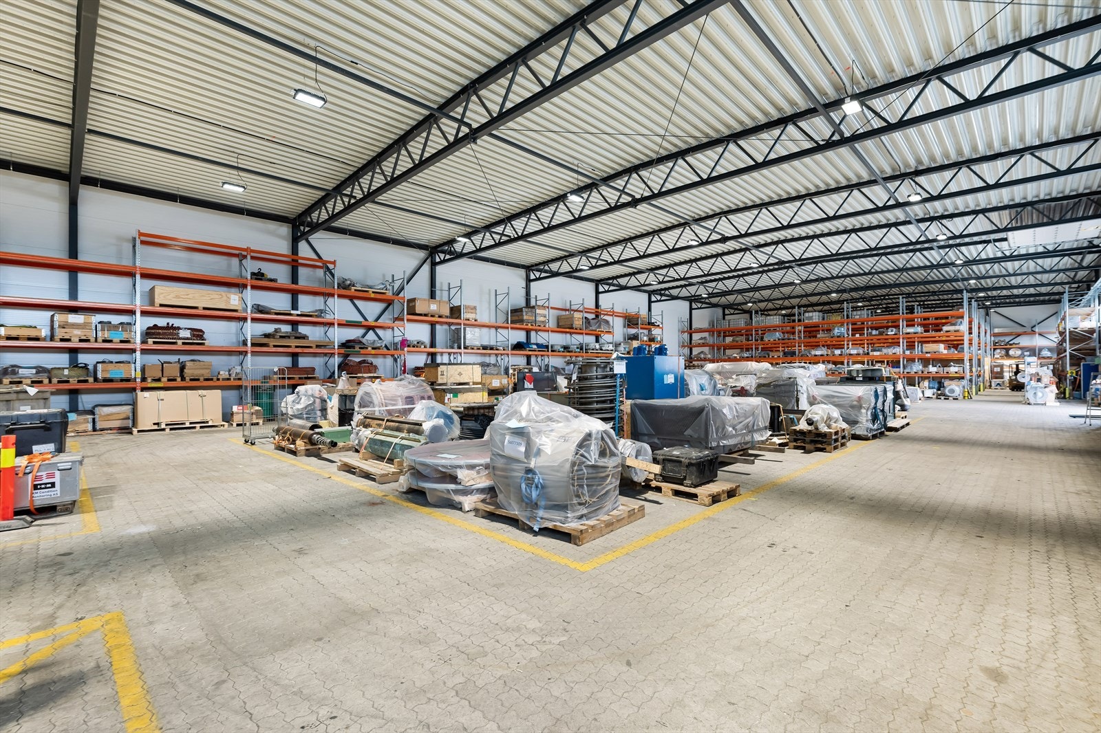 Lager BTA ca. 405 m². Takhøyde til 