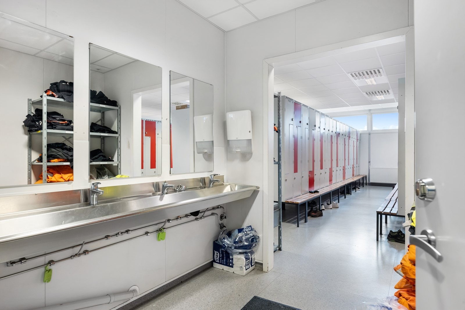 Herre- og damegarderober med dusj og låsbare garderobeskap.