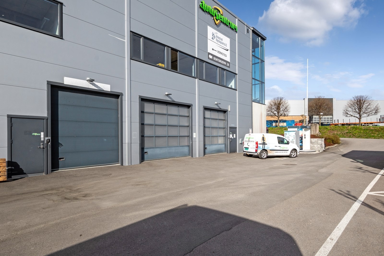 Kjøreporter og inngangsdører til verksted og lager Galleribilde