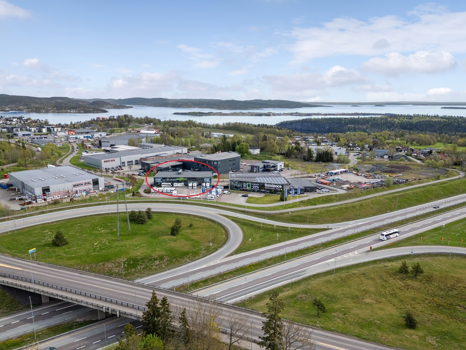 Flott og synlig beliggenhet mot E-18 Galleribilde