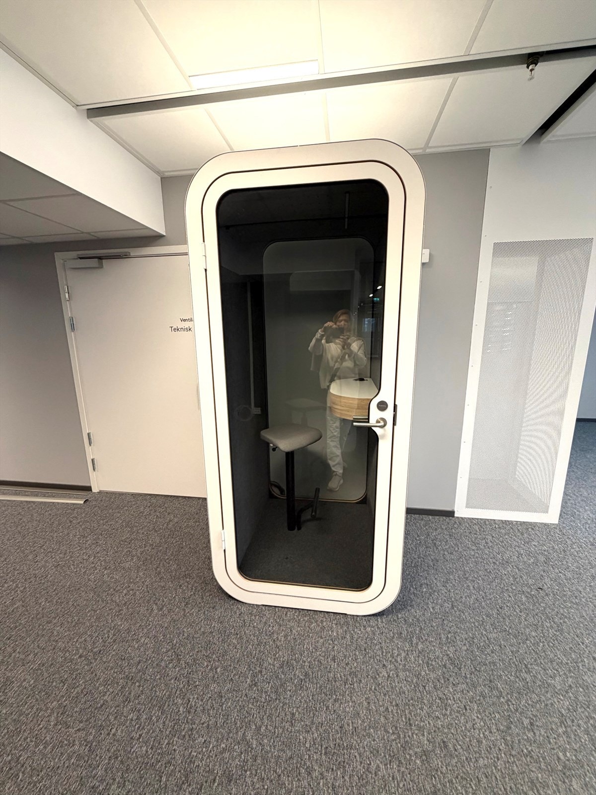 Lånt telefonboks fra KLP.jpg Galleribilde