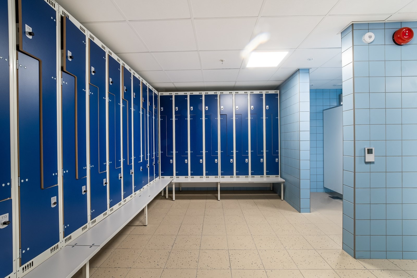 Felles garderobe i underetasje for ansatte. Galleribilde