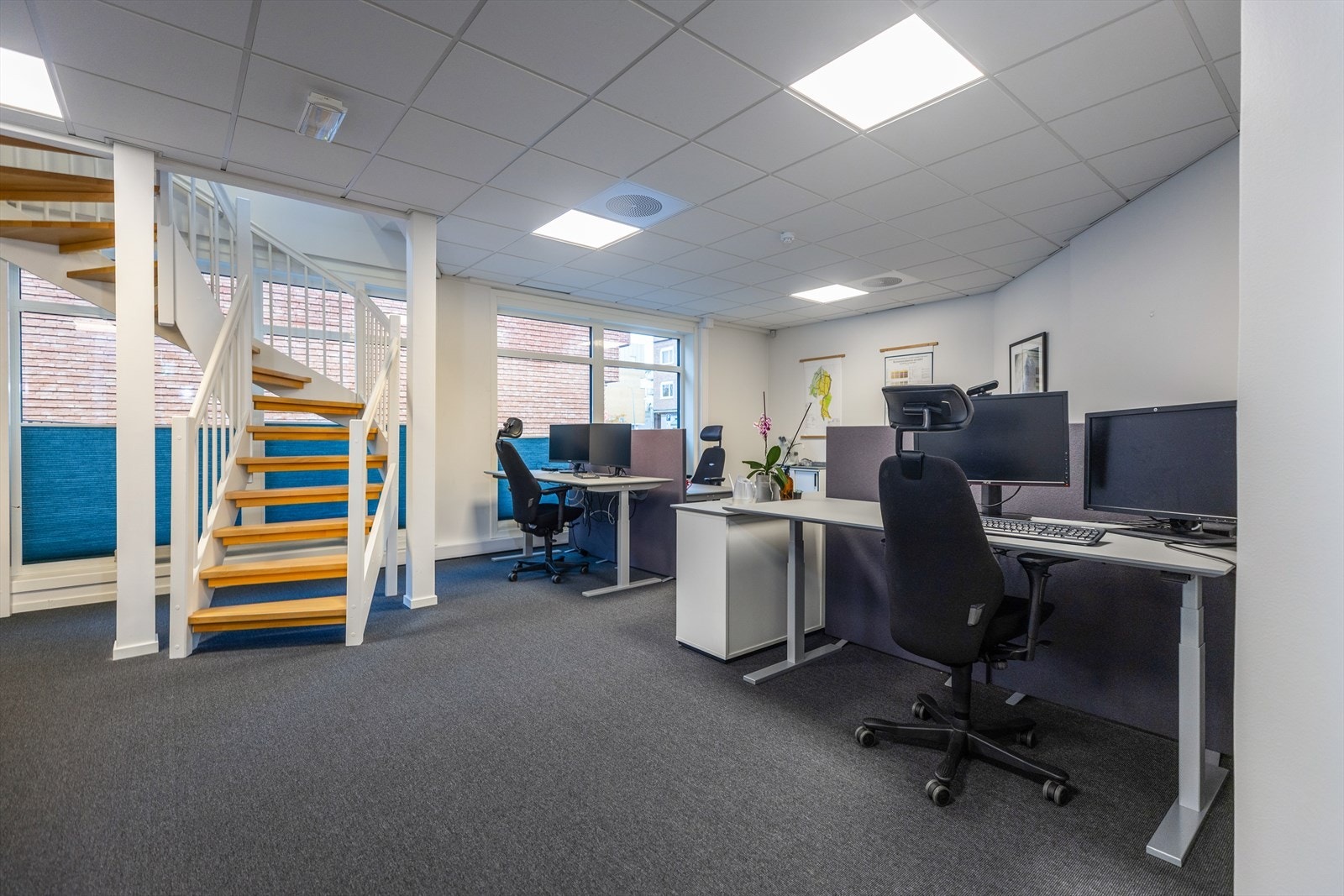 P.t. innredet med åpen planløsning med rundt 10 kontorplasser. Galleribilde