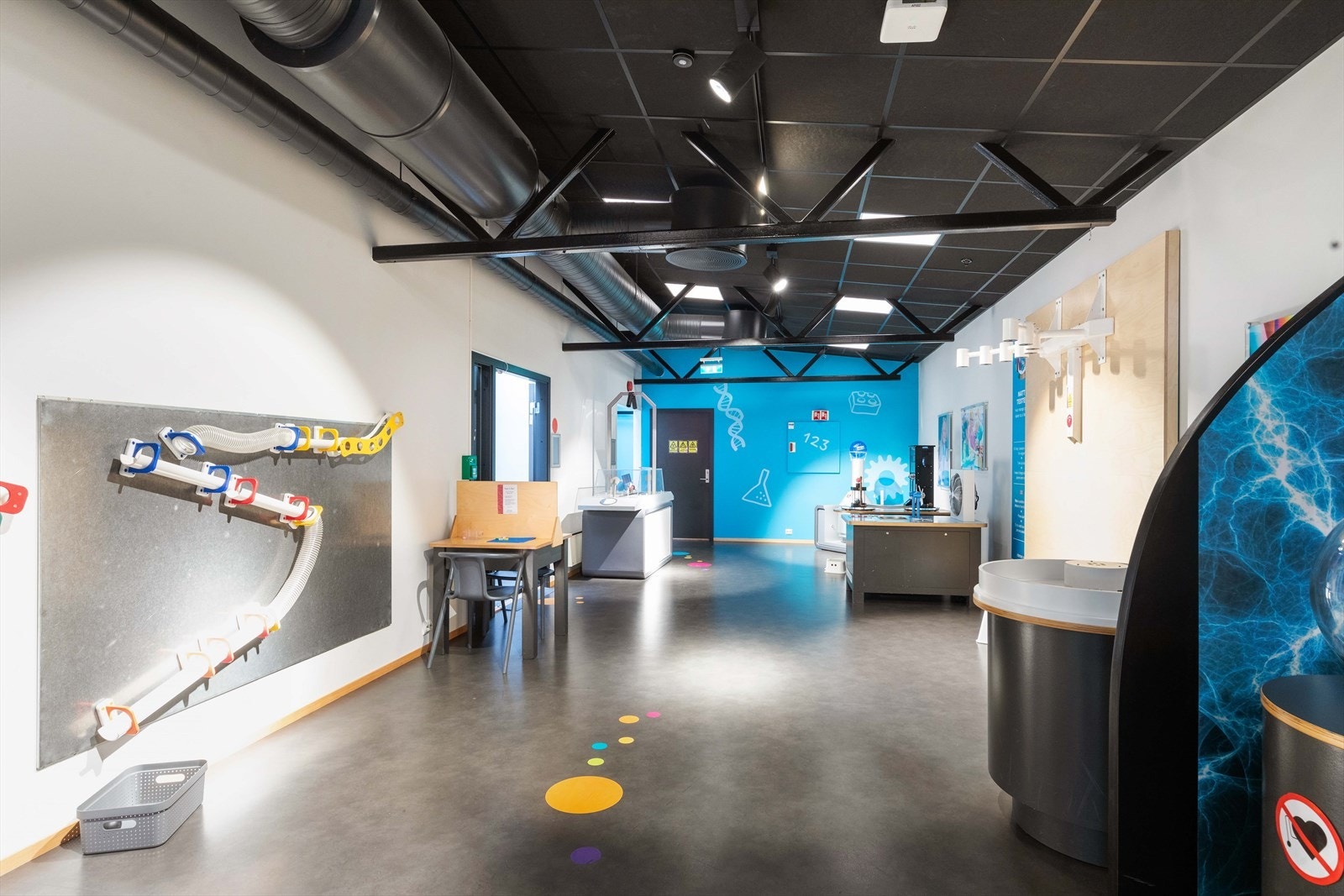 006_Kursrom lengre inne i lokalet.jpg Galleribilde