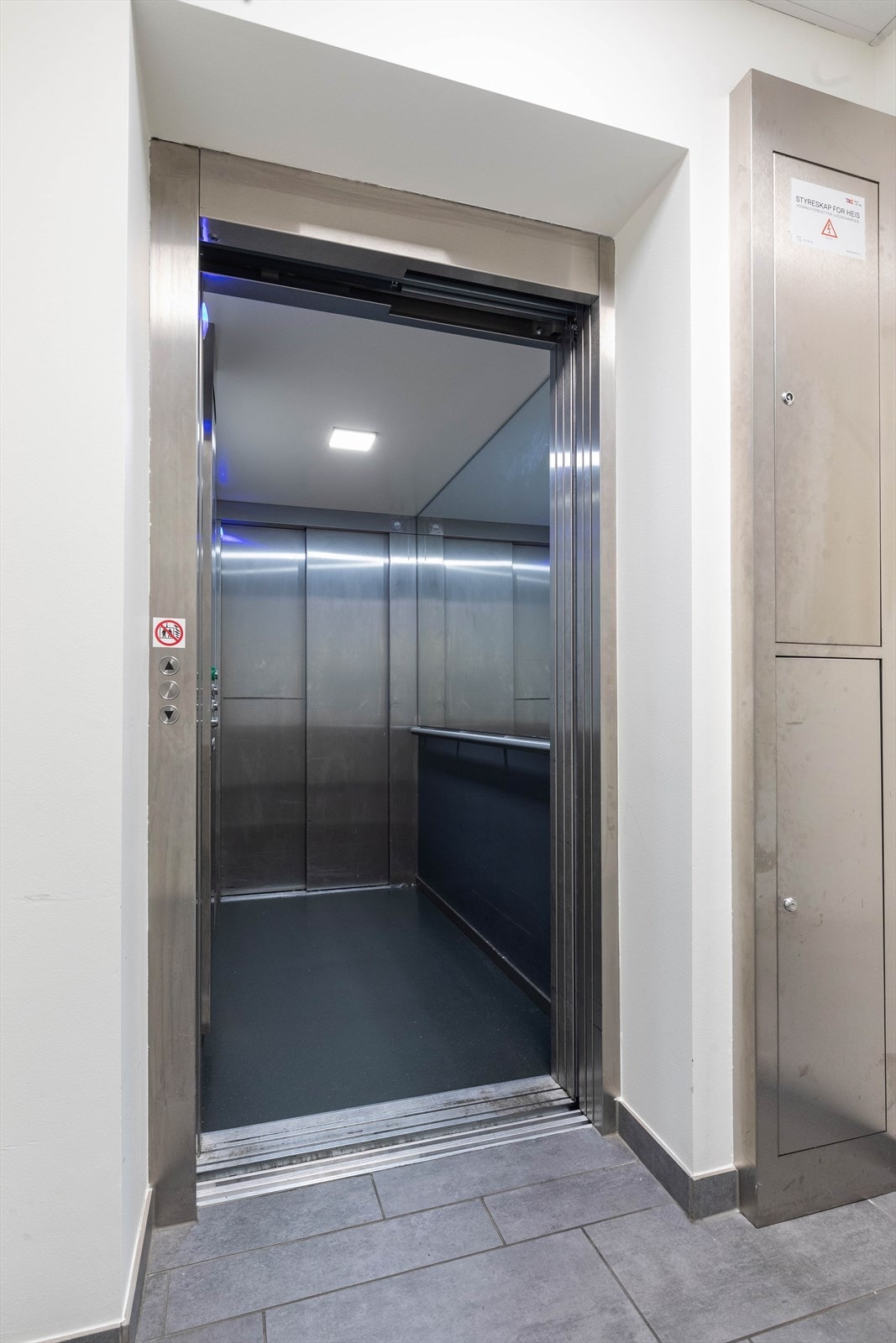 003_Det er heis rett inn forbi inngangsdøren.jpg Galleribilde