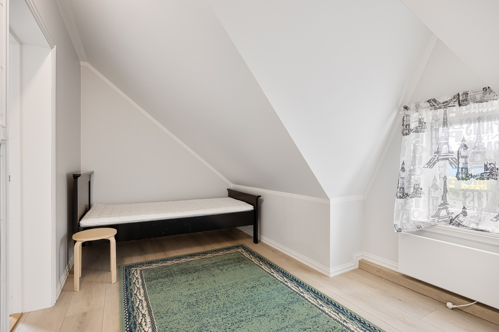 Soverom i 4. etasje med skråtak. Galleribilde