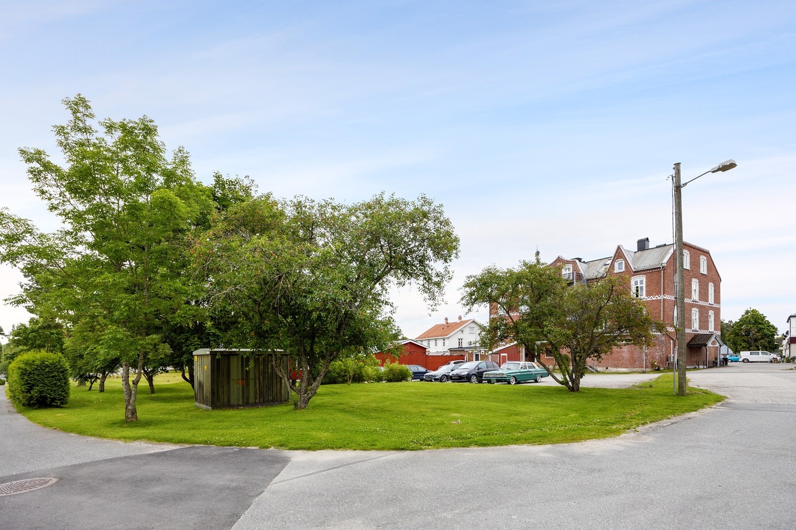 Fasade bakside med gode biloppstillingsmuligheter på tomten. Eiendommen består av to gårds- og bruksnummer. Galleribilde