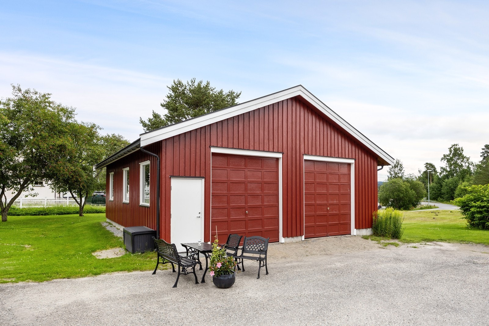 Frittstående dobbel garasje på eiendommen. Galleribilde