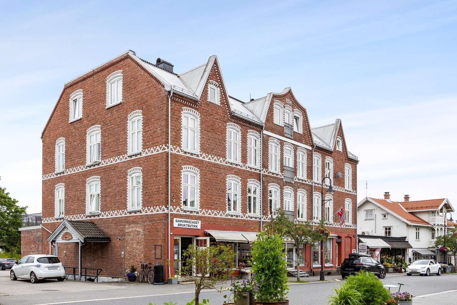 Velkommen til Trollsundveien 7! Et innholdsrikt kombinasjonsbygg i Ørje sentrum, med teglfasade og oppført i sveitserstil. Foto: Svein Michaelsen Galleribilde