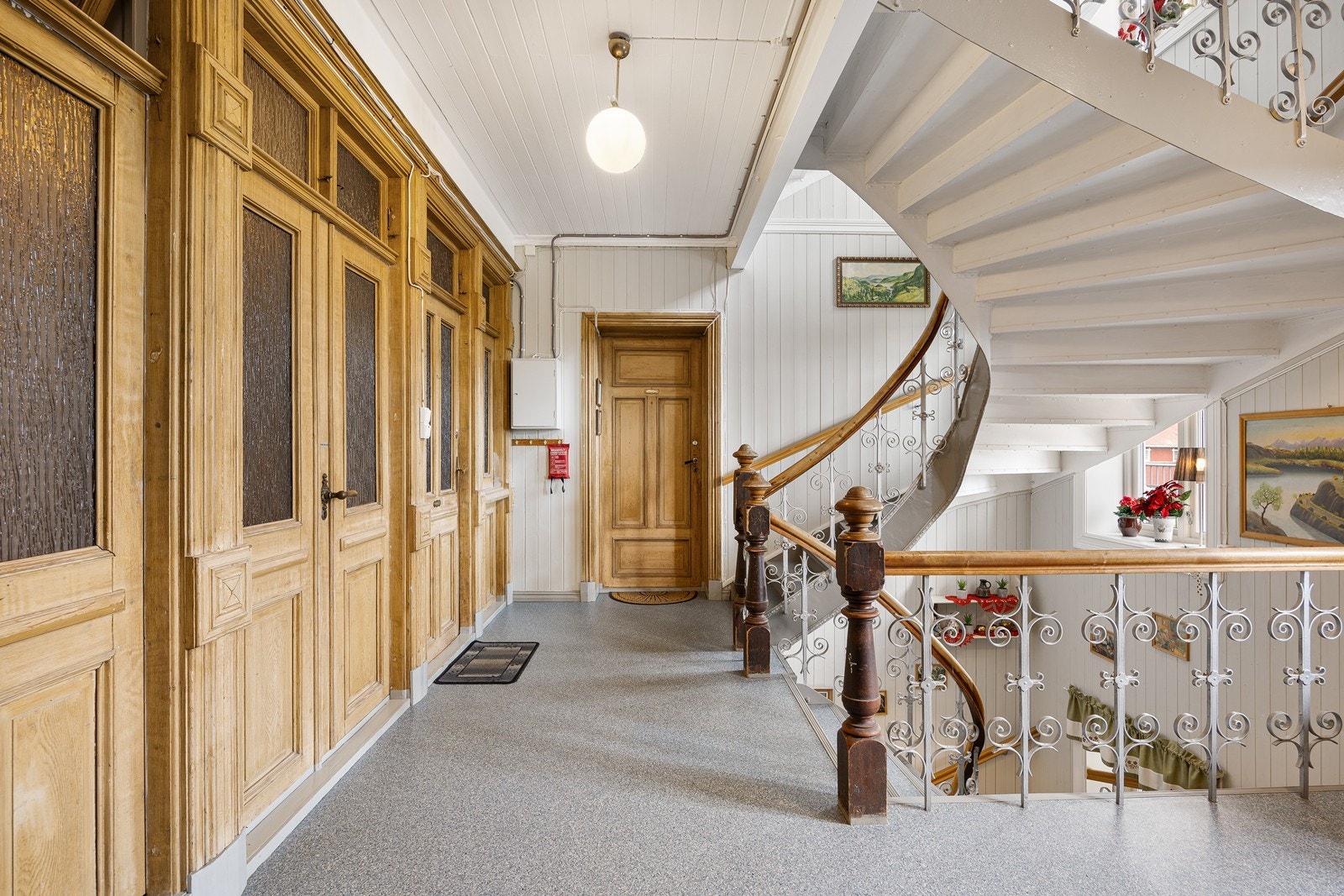 Trapperom i en av etasjene. Etasjen består av 3 leiligheter og 1 hybel. Galleribilde