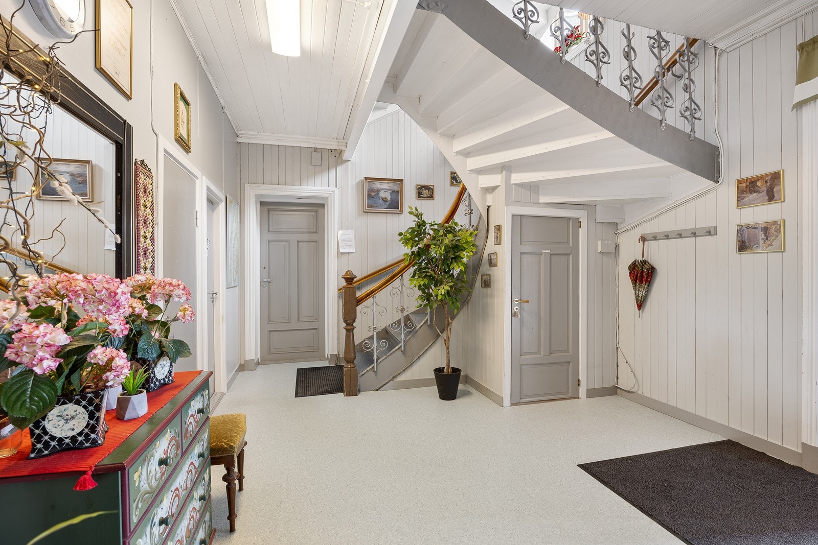 Trapperom/hall i 1. etasje. Galleribilde