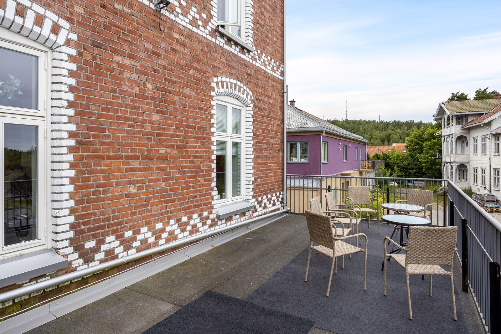 Terrasse etablert på tak over 1. etasje med rekkverk. Galleribilde