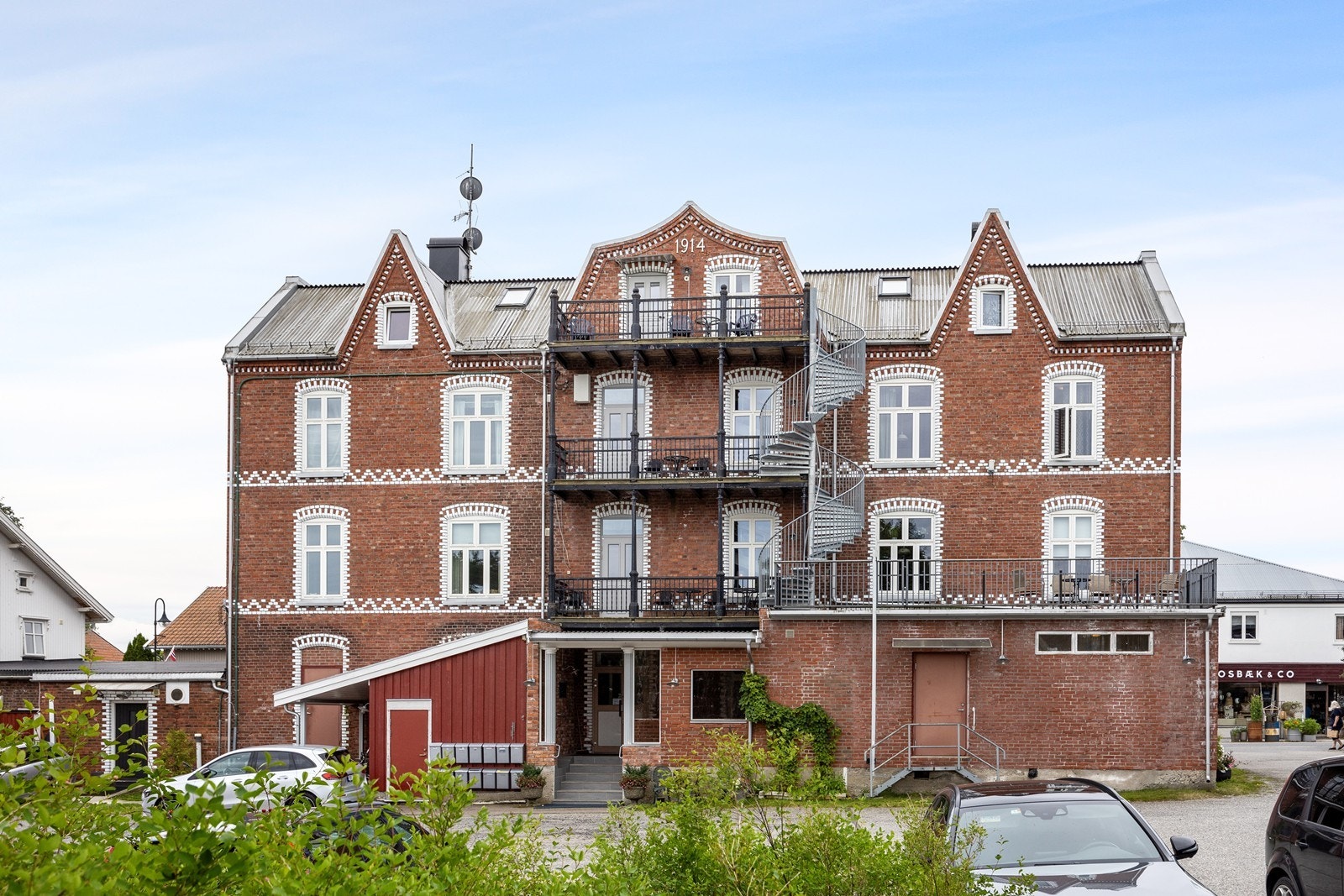 Den imponerende murgården ble oppført i 1914. Galleribilde