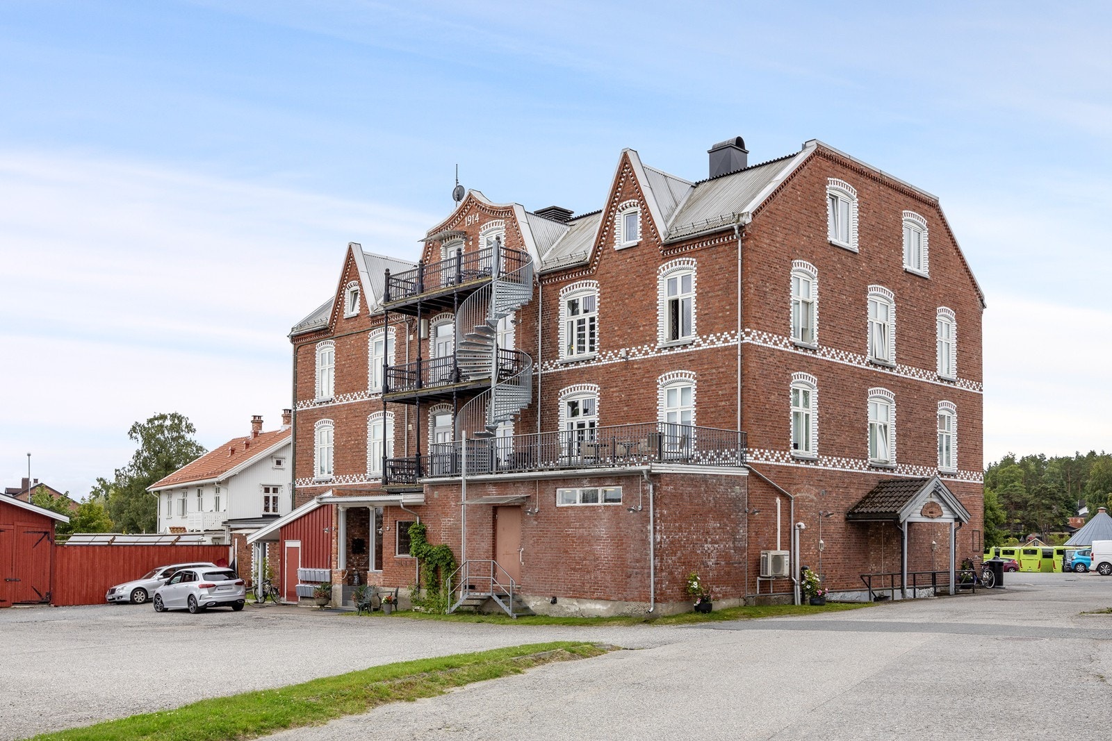 Fasade bakside. Det er flere inngangsparti til bygget, bla. til leilighetene via baksiden, til butikk og gatakjøkken på fremsiden og til kjelleretasjen. Galleribilde