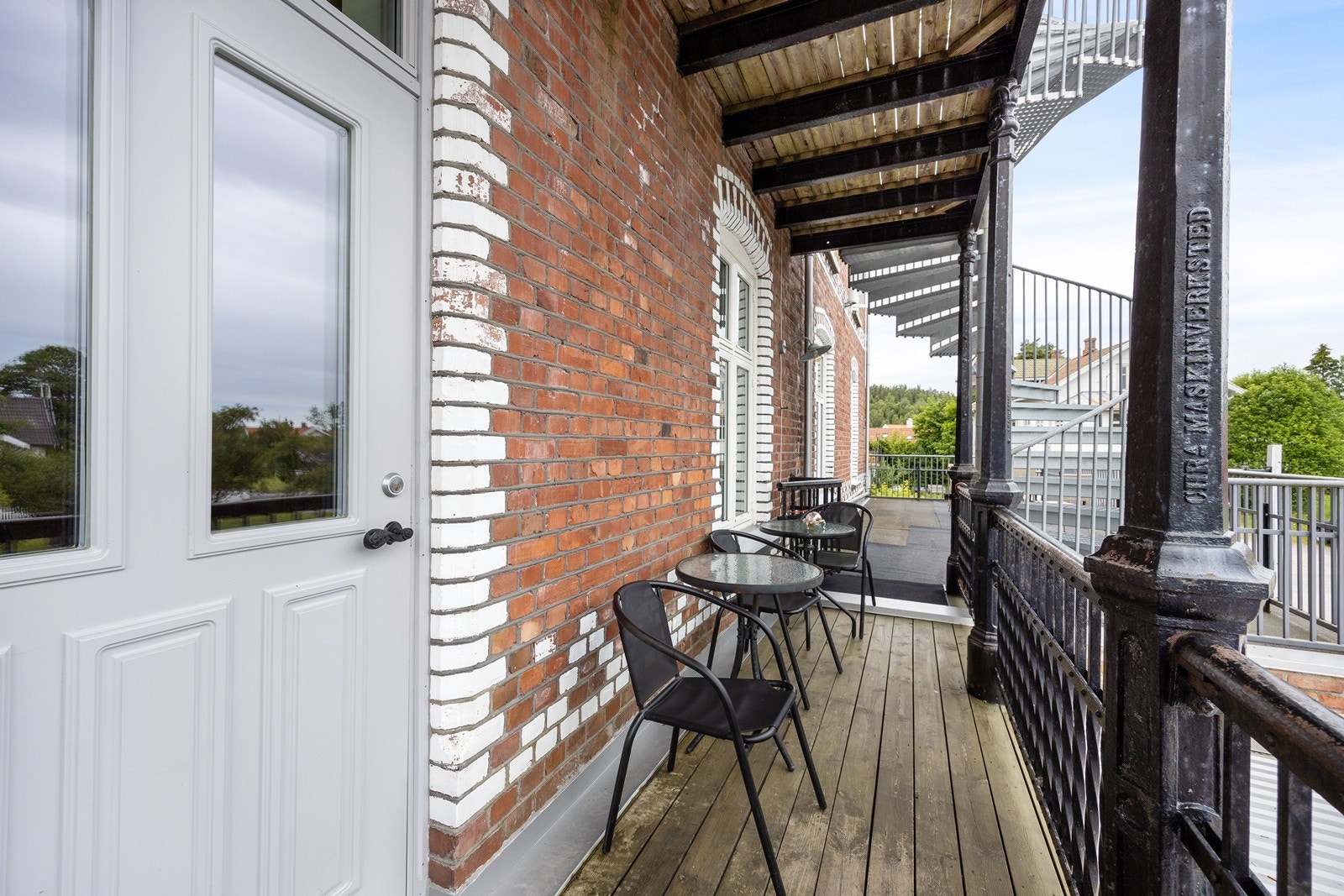 Balkong utenfor 2. etasje. Galleribilde