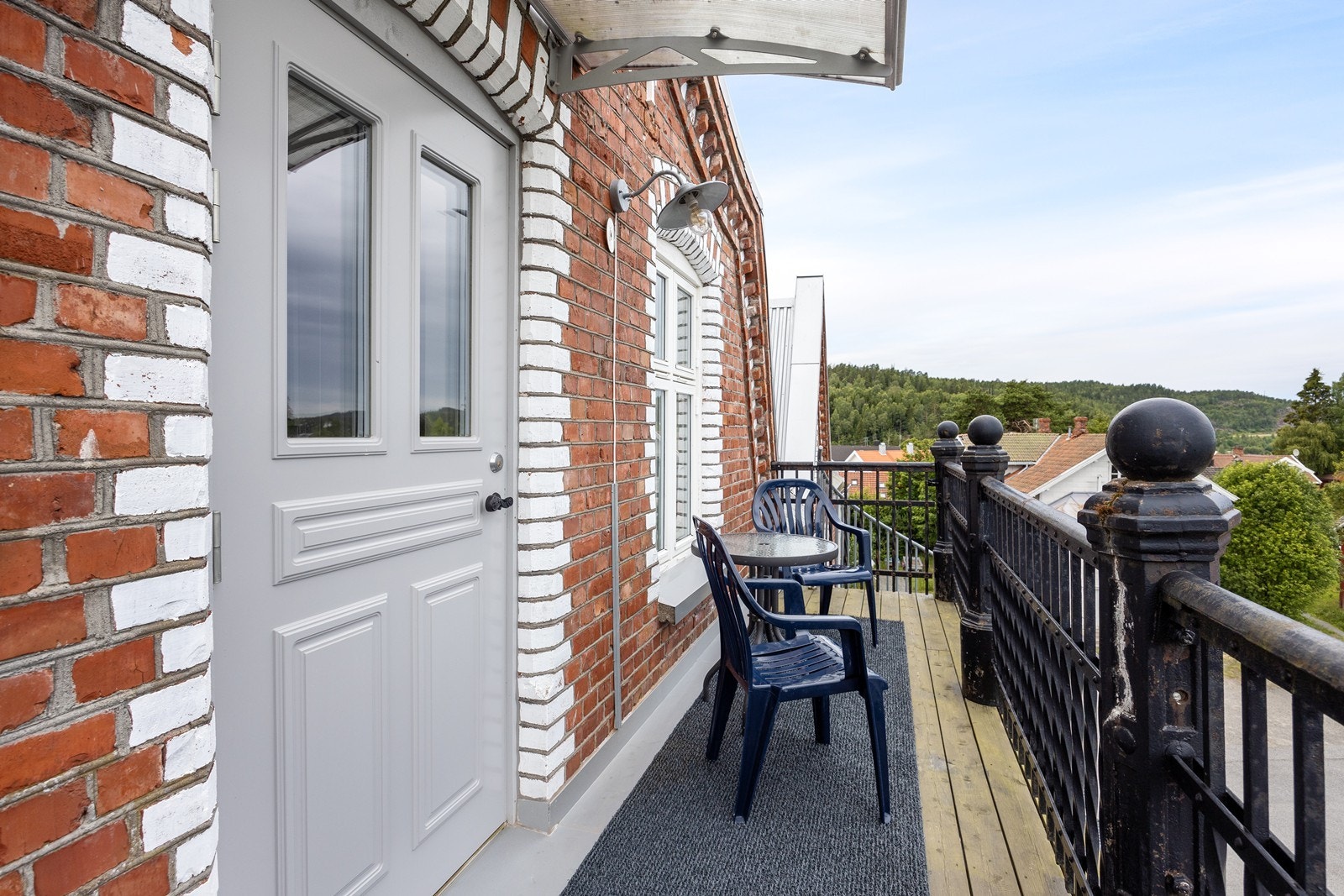Balkong utenfor den øverste etasjen, med plass til utemøblement. Galleribilde