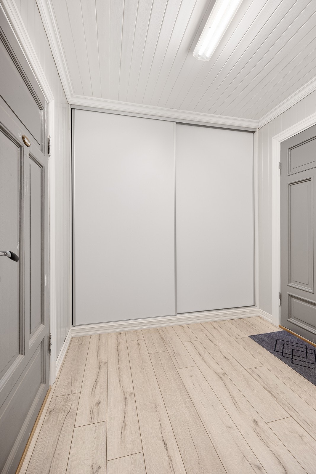 Gang med skyvedørsgarderobe. Galleribilde