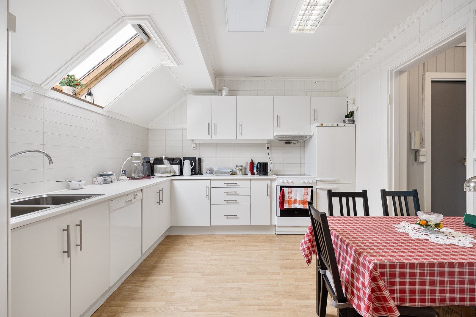 Kjøkken i leilighet i 4. etasje med god skap- og benkeplass. Galleribilde