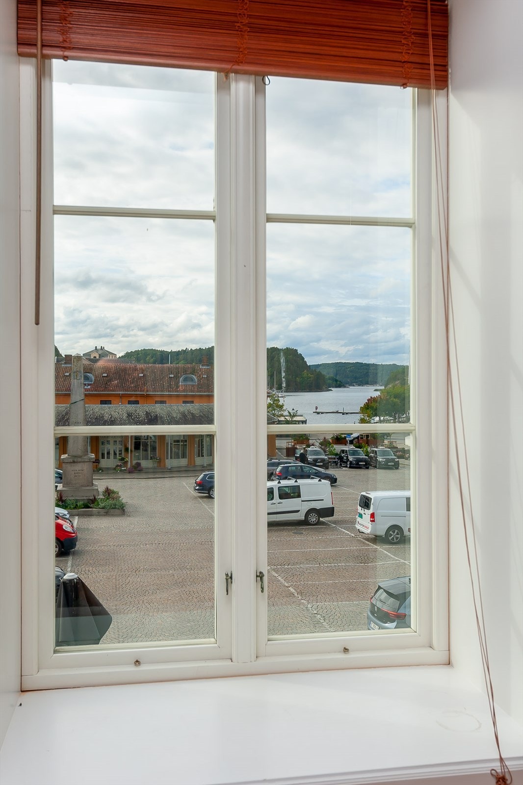 Torget 5 - 2. etasje utsikt mot Torget og gjestehavna. Galleribilde
