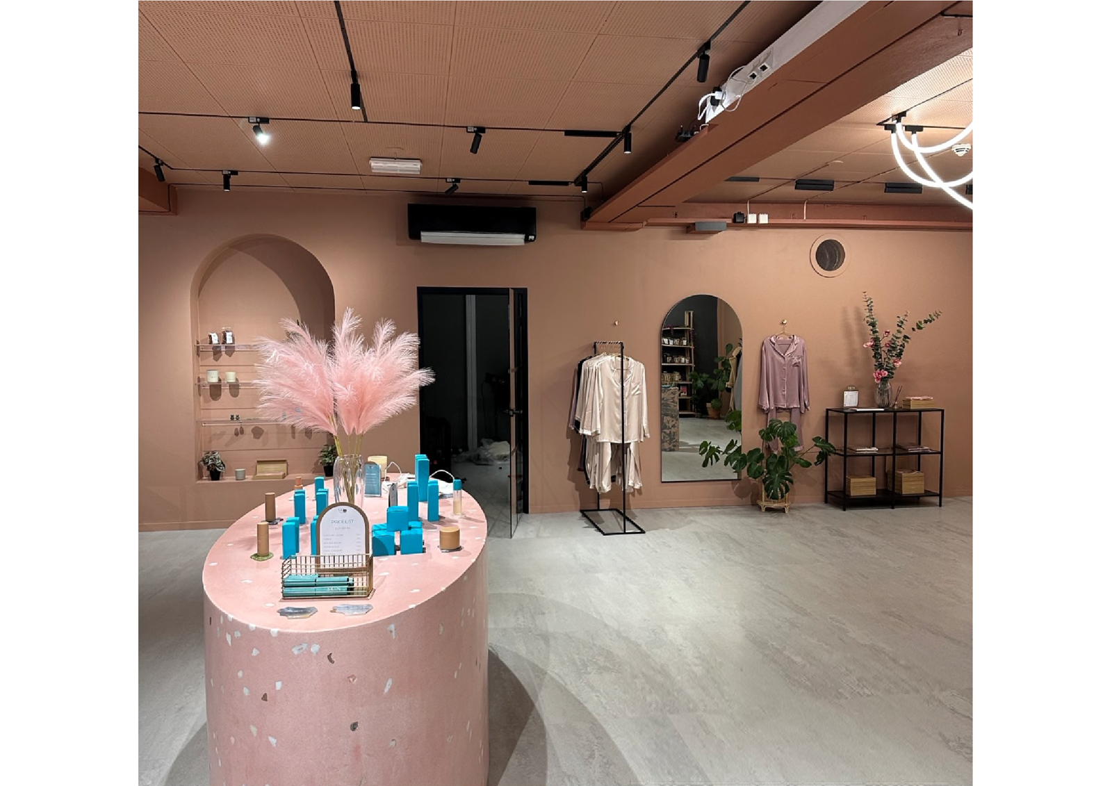 Moderne og lunt interiør som skaper harmoni, ro og velvære Galleribilde