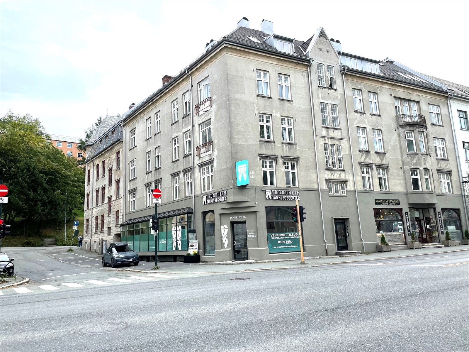 Sentrale kontorlokaler for tannlege eller annen virksomhet. Nylig renovert med god standard. Galleribilde