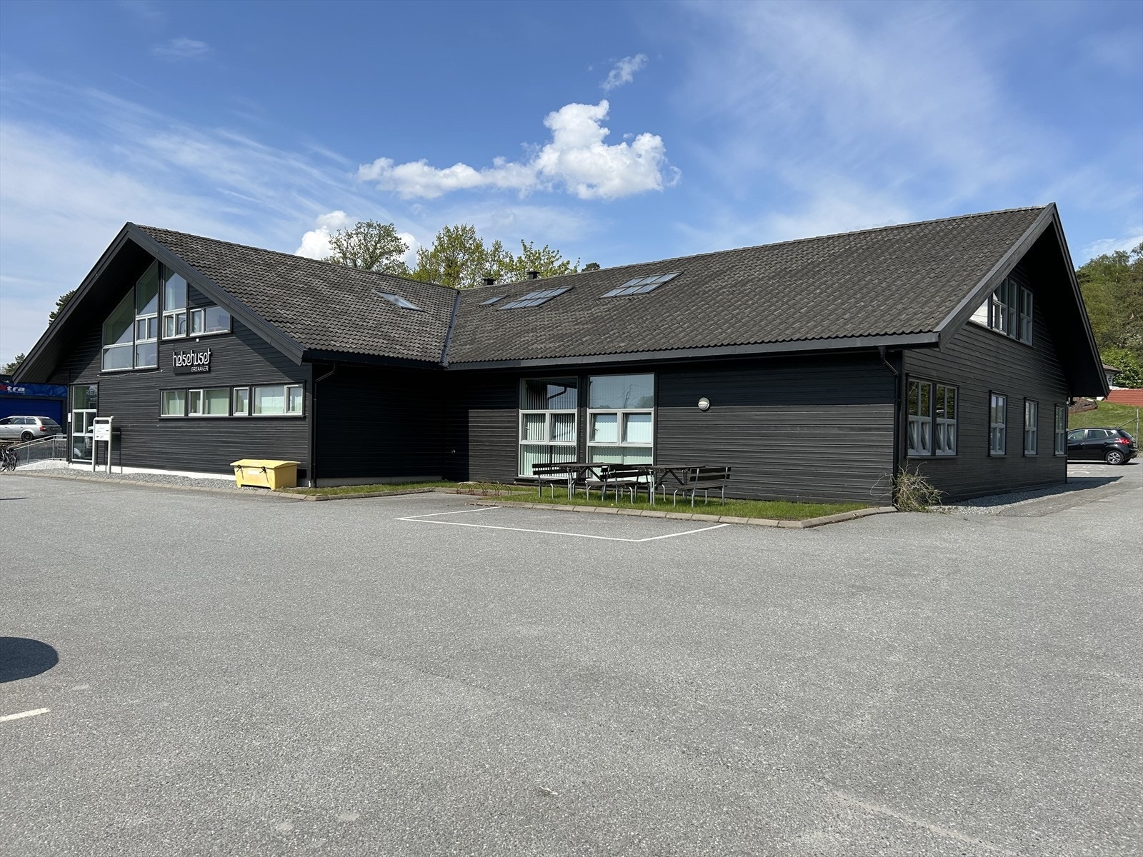 God parkeringsdekning på asfaltert parkeringsplass. Galleribilde