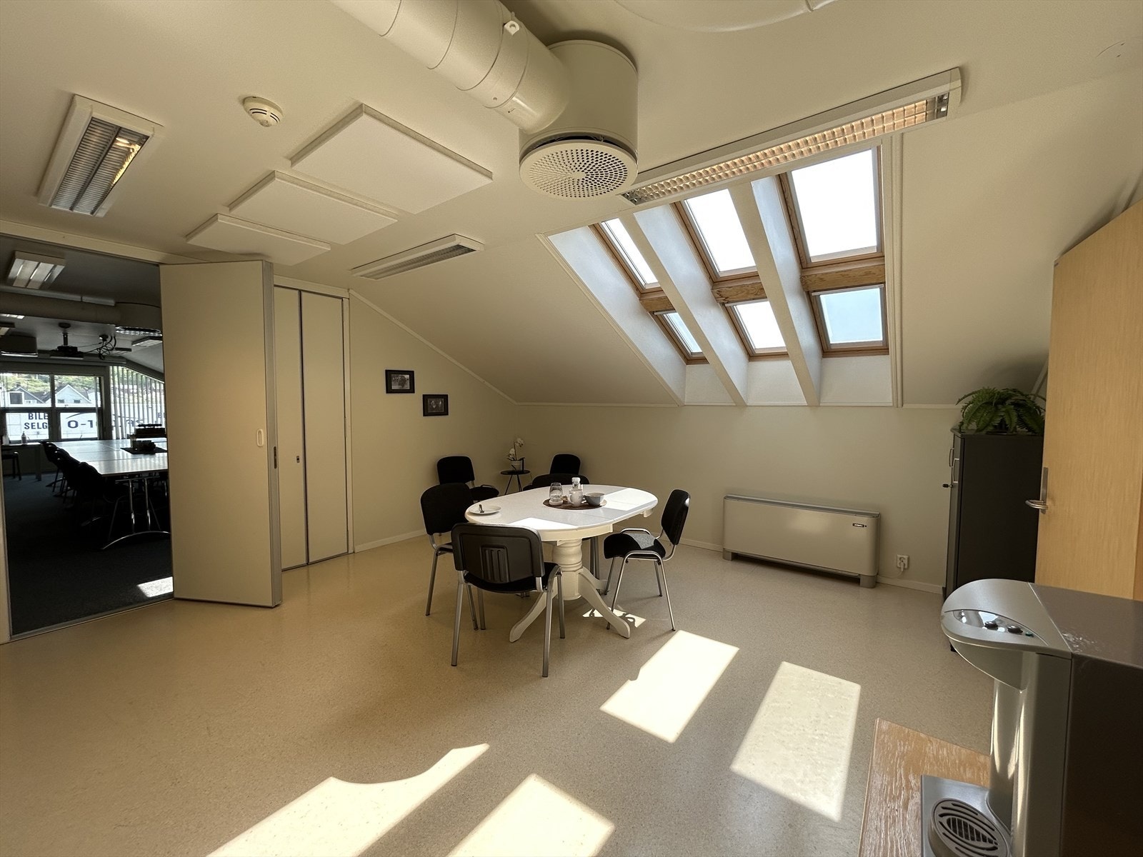 Møterommet kan utvides via de fleksible foldedørene. Galleribilde