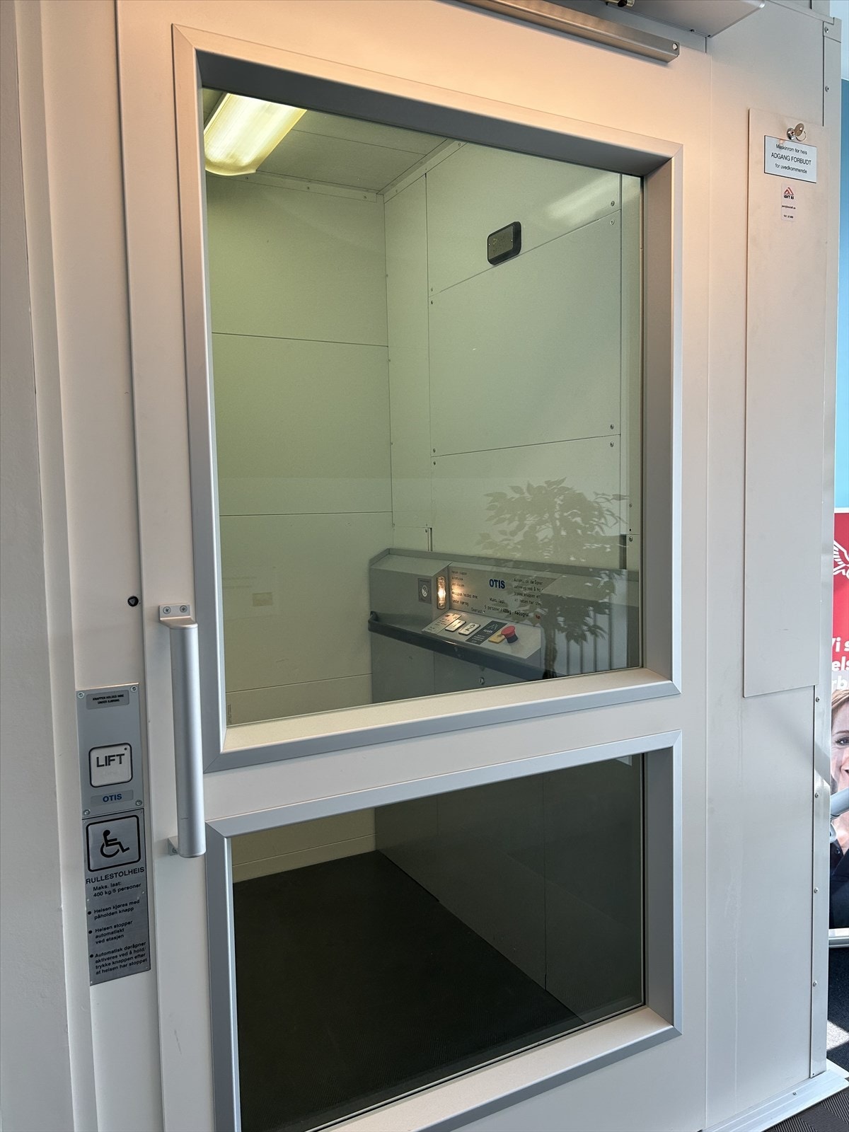 Heisadkomst til 2. etasje. Galleribilde