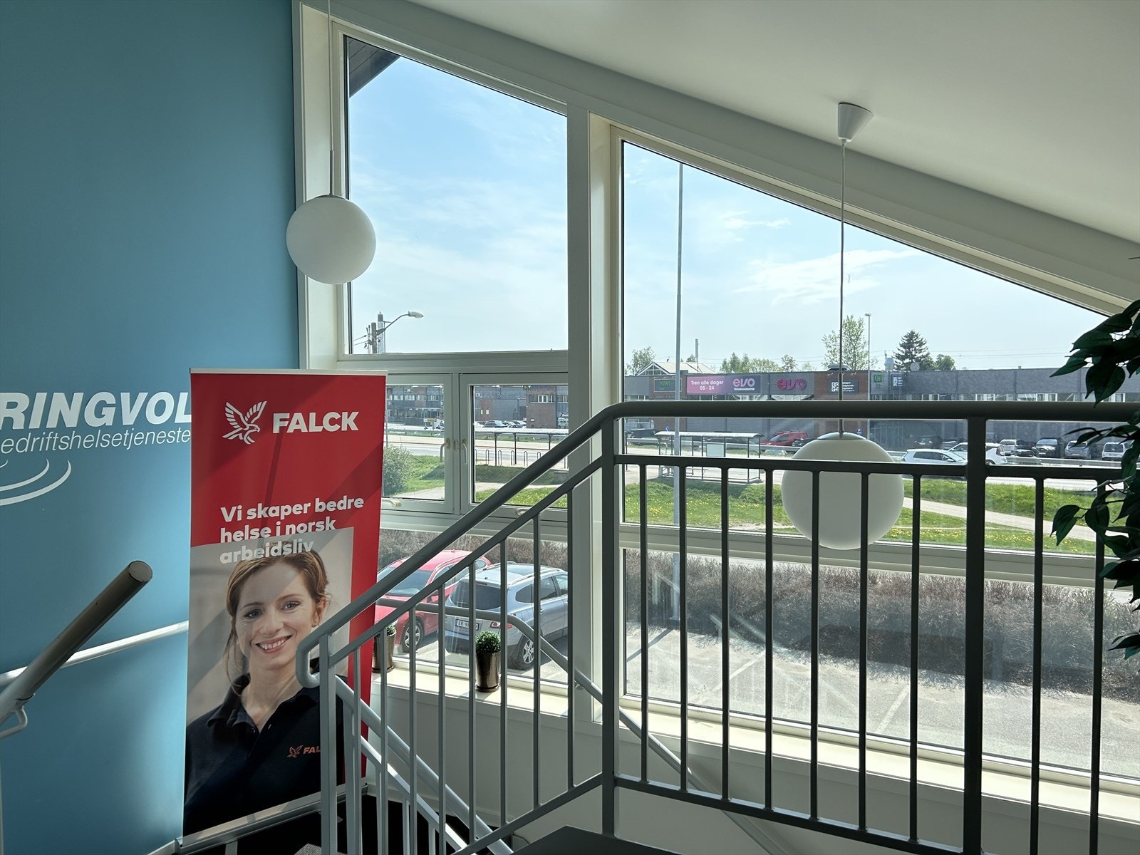 Store vindusfelt i gavlvegger gir et lyst og hyggelig uttrykk. Galleribilde