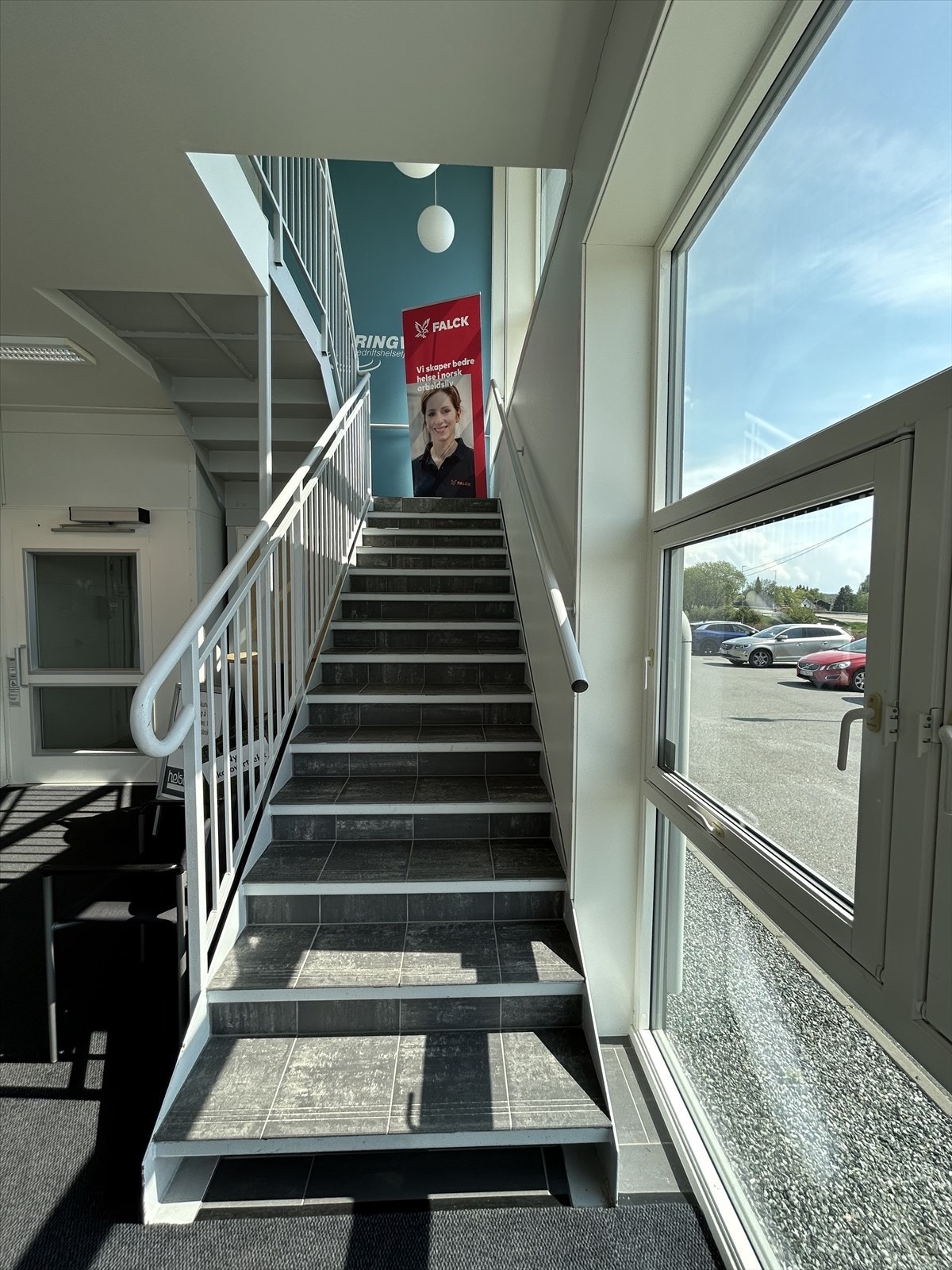 Felles inngangsparti på fremsiden av bygget, både trapp og heisadkomst til 2. etasje. Galleribilde