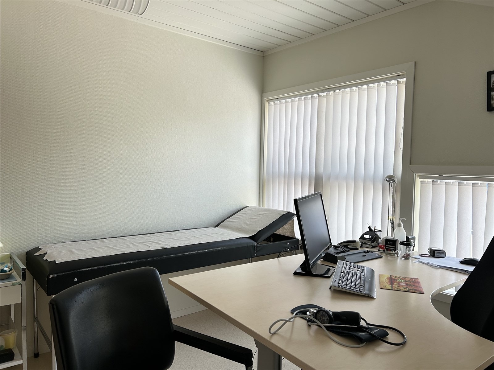 Lokalene fremstår som moderne med lyse vegger og himling, samt belegg på gulv. Galleribilde