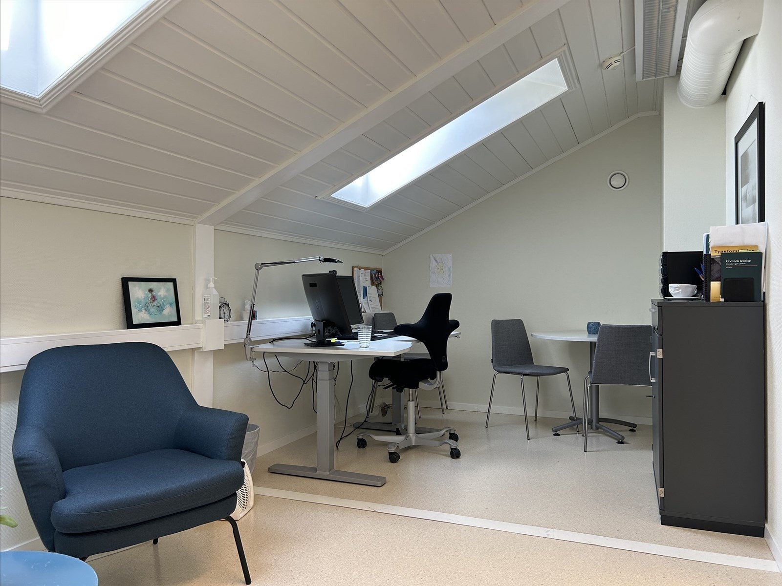 Rikelig med overlys i kontorene. Galleribilde