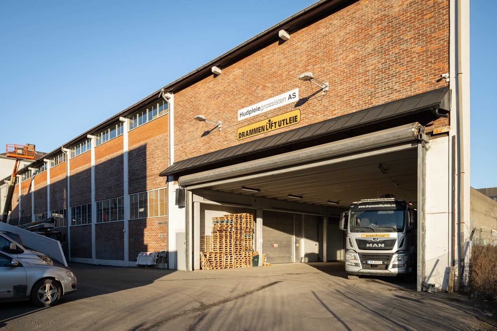 Overbygget lasteområde som gir beskyttelse for vær og vind Galleribilde