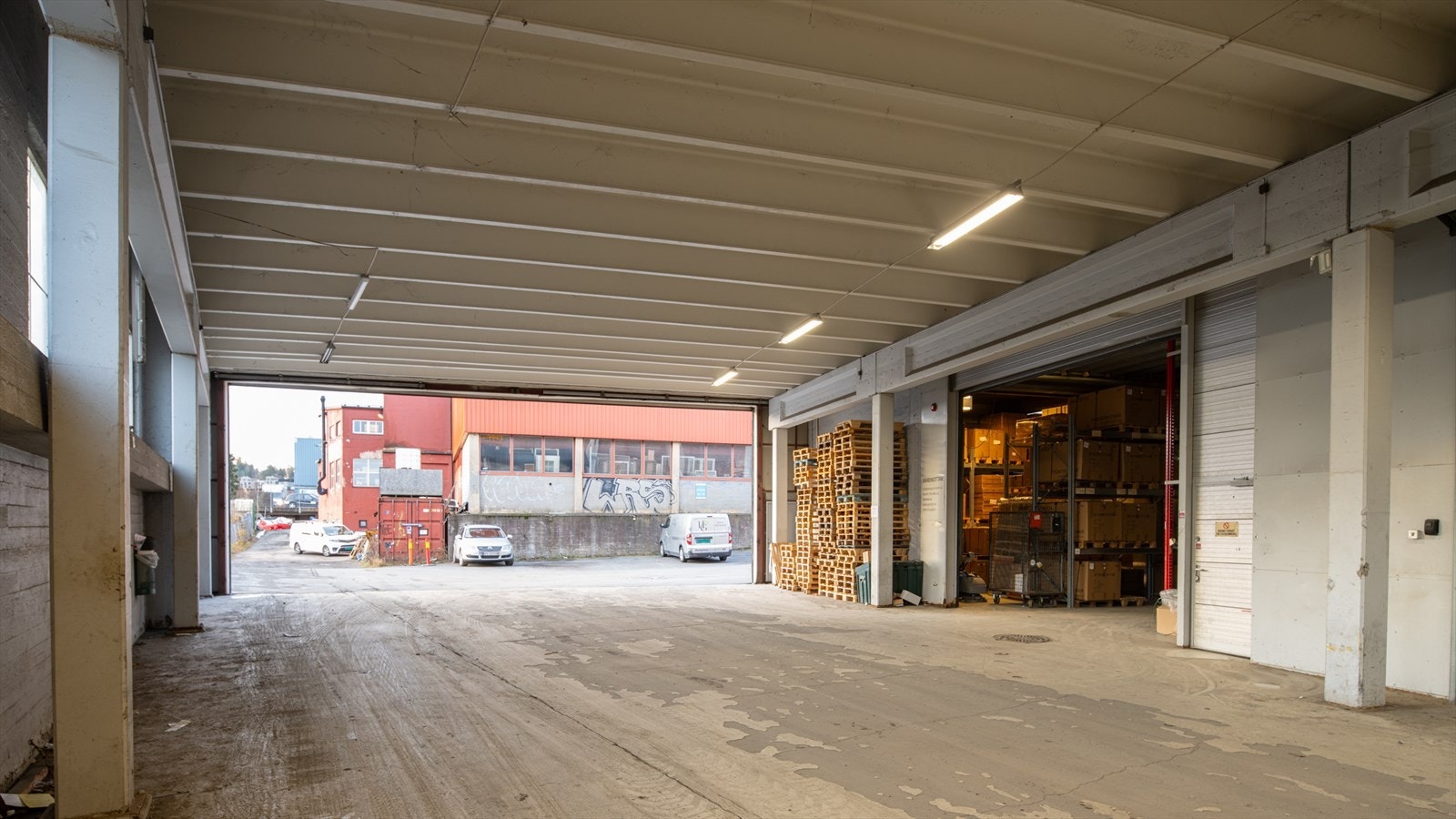 Lasteport H: 385 cm B: 490 cm Galleribilde