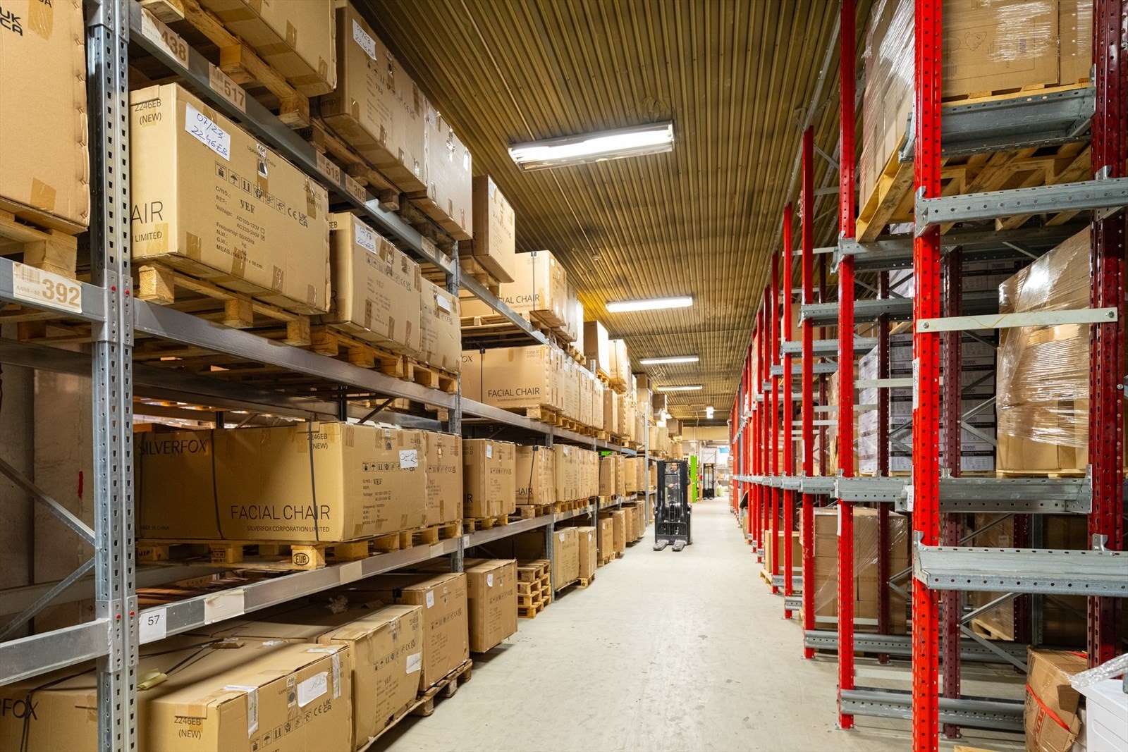 Eksklusiv heis fra lagerlokalet og opp til kontorarealet Galleribilde