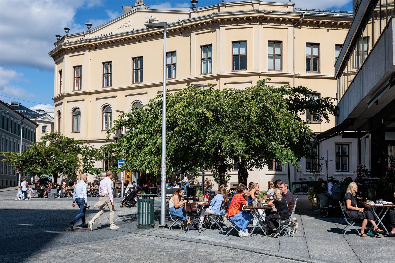 St Olavs plass med Edderkoppen, Scandic Hotel, Rebel og utesteder Galleribilde