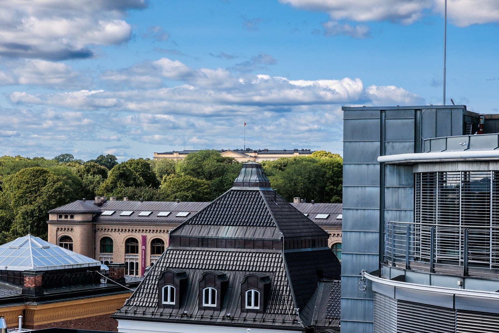 Utsikt mot Stortingen og Rådhuset, og videre over mot Slottet Galleribilde